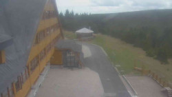 Parkoviště a hlavní vchod