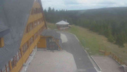 Parkoviště a hlavní vchod