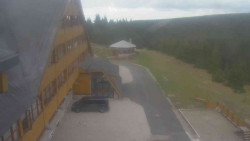 Parkoviště a hlavní vchod