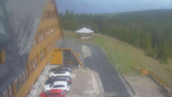 Parkoviště a hlavní vchod