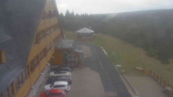 Parkoviště a hlavní vchod