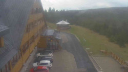 Parkoviště a hlavní vchod