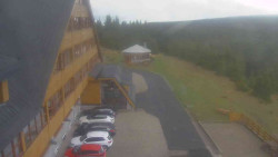 Parkoviště a hlavní vchod
