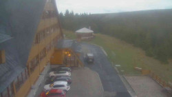 Parkoviště a hlavní vchod