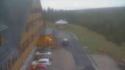 Parkoviště a hlavní vchod