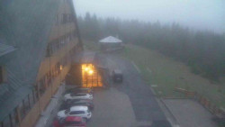 Parkoviště a hlavní vchod