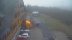 Parkoviště a hlavní vchod
