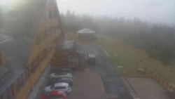 Parkoviště a hlavní vchod