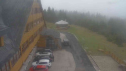 Parkoviště a hlavní vchod