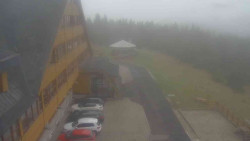 Parkoviště a hlavní vchod