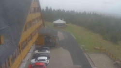 Parkoviště a hlavní vchod