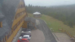 Parkoviště a hlavní vchod