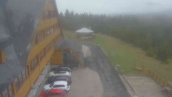 Parkoviště a hlavní vchod