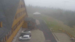 Parkoviště a hlavní vchod