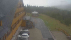 Parkoviště a hlavní vchod