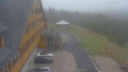 Parkoviště a hlavní vchod