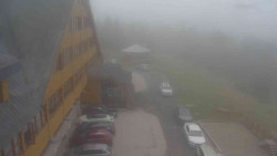 Parkoviště a hlavní vchod