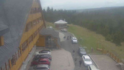 Parkoviště a hlavní vchod