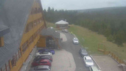 Parkoviště a hlavní vchod
