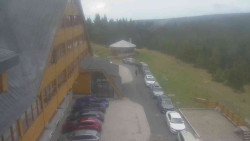 Parkoviště a hlavní vchod