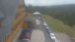 Parkoviště a hlavní vchod