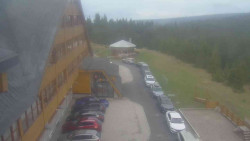 Parkoviště a hlavní vchod