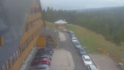 Parkoviště a hlavní vchod