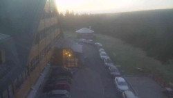 Parkoviště a hlavní vchod