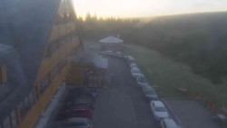 Parkoviště a hlavní vchod