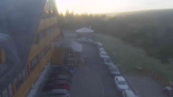 Parkoviště a hlavní vchod