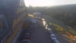 Parkoviště a hlavní vchod