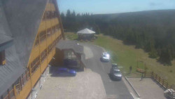 Parkoviště a hlavní vchod