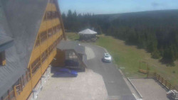 Parkoviště a hlavní vchod