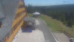 Parkoviště a hlavní vchod