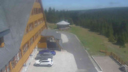 Parkoviště a hlavní vchod