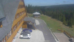 Parkoviště a hlavní vchod