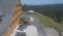 Parkoviště a hlavní vchod