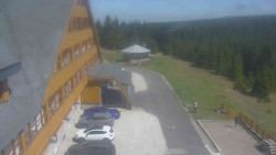 Parkoviště a hlavní vchod