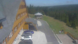 Parkoviště a hlavní vchod