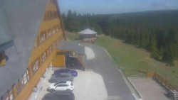 Parkoviště a hlavní vchod