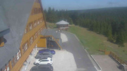 Parkoviště a hlavní vchod