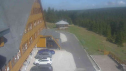 Parkoviště a hlavní vchod