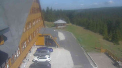 Parkoviště a hlavní vchod