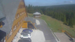 Parkoviště a hlavní vchod
