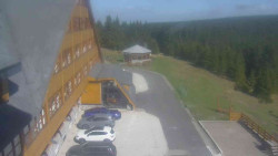 Parkoviště a hlavní vchod