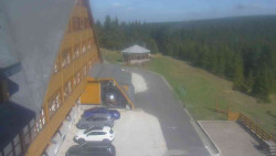 Parkoviště a hlavní vchod