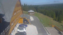 Parkoviště a hlavní vchod