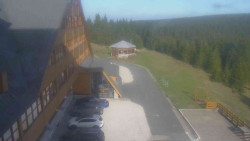 Parkoviště a hlavní vchod