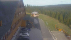 Parkoviště a hlavní vchod