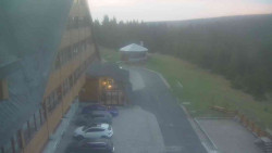 Parkoviště a hlavní vchod